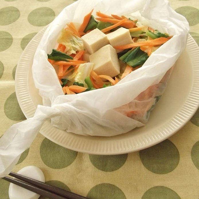 白い丸皿に盛り付けた高野豆腐とカラフル野菜の包み蒸し