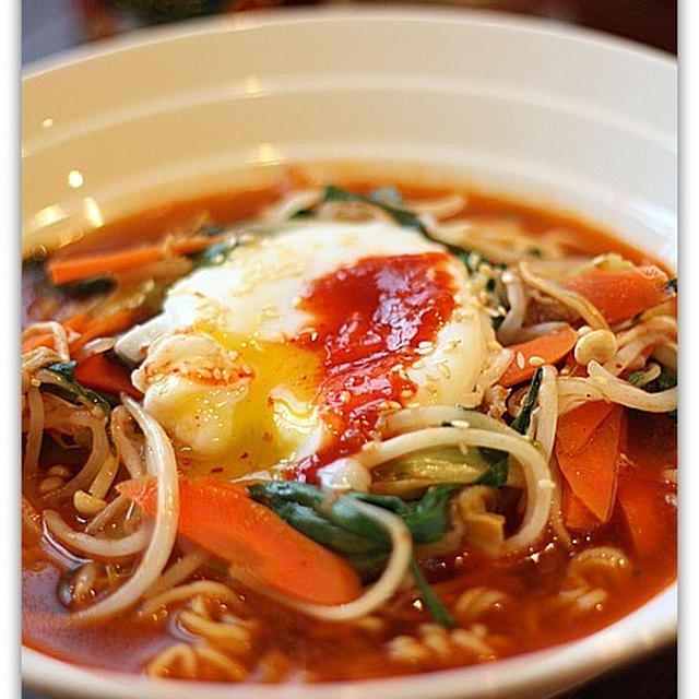 辛ラーメンに豚キムチ野菜炒めをのっけ盛り、卵は半熟で