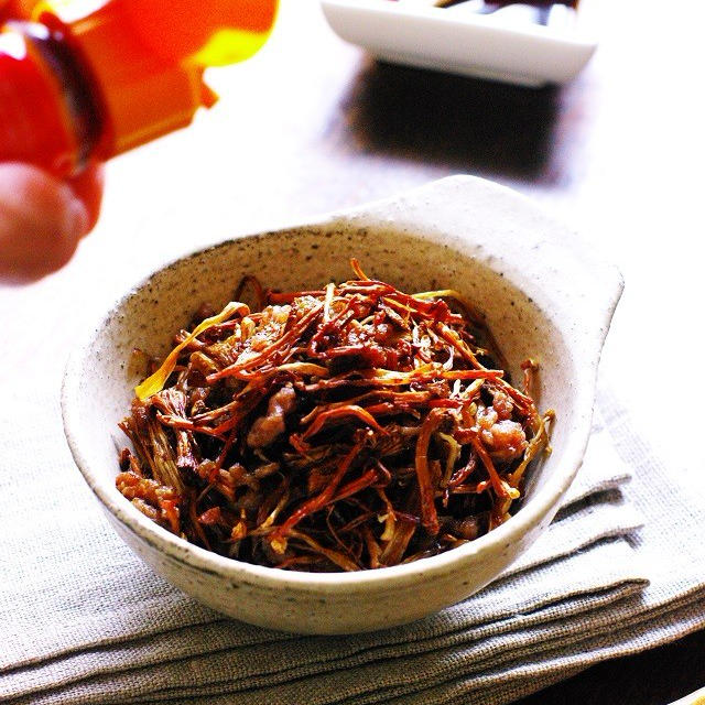 シャキシャキ食感と濃縮された旨みと香ばしい風味ヤミツキで箸が止まらない！！！「にんにく酢醤油と辣油でいただくひき肉たっぷり焼きこがしえのき」【レシピ1919】【スパイス大使】