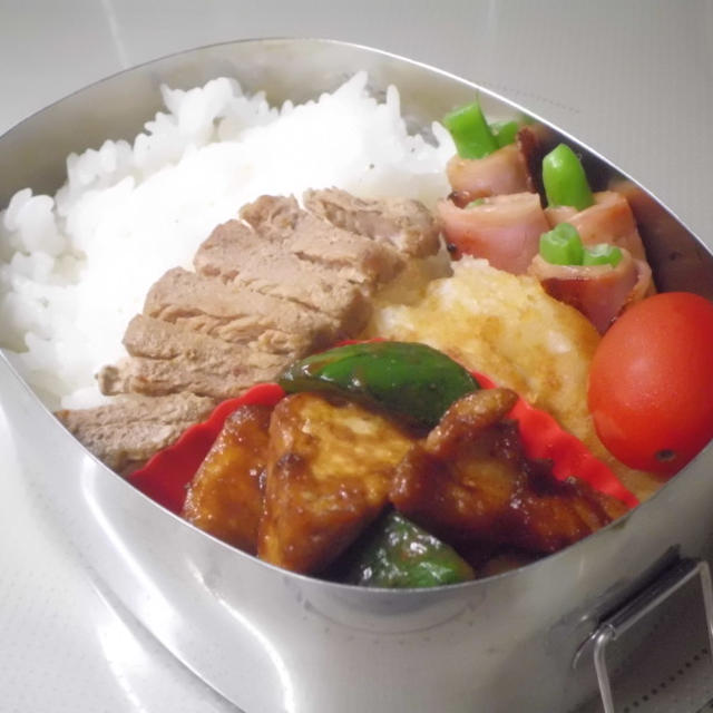 今日の息子君弁当　厚揚げとキュウリの甜麺醤炒め　インゲンベーコン巻き