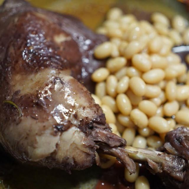 時間がある時に作る骨つき鶏もも肉の赤ワイン煮込みと白インゲン豆