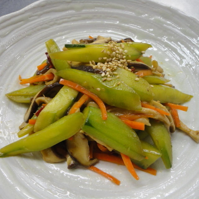 今日は食感☆キュウリと椎茸の炒め物
