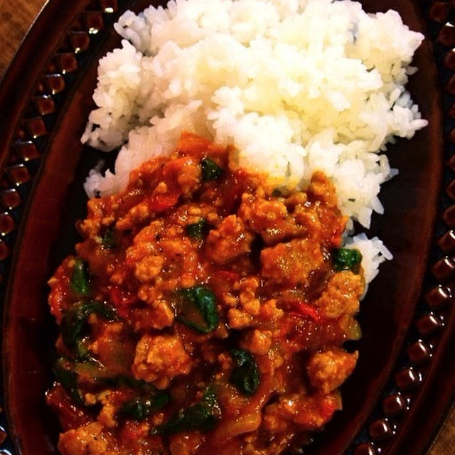 煮込まないですぐできちゃう「トマトとバジルの挽き肉カレー」