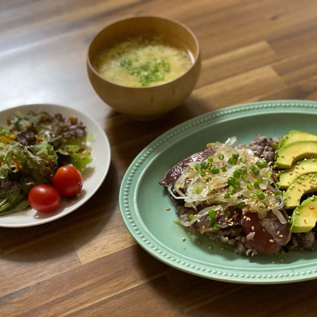 カツオのたたき丼と悲しいお知らせ。