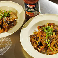 *　ポモドーロ「豚肉＆キノコ＆ブラックオリーブのトマト煮込み」　*