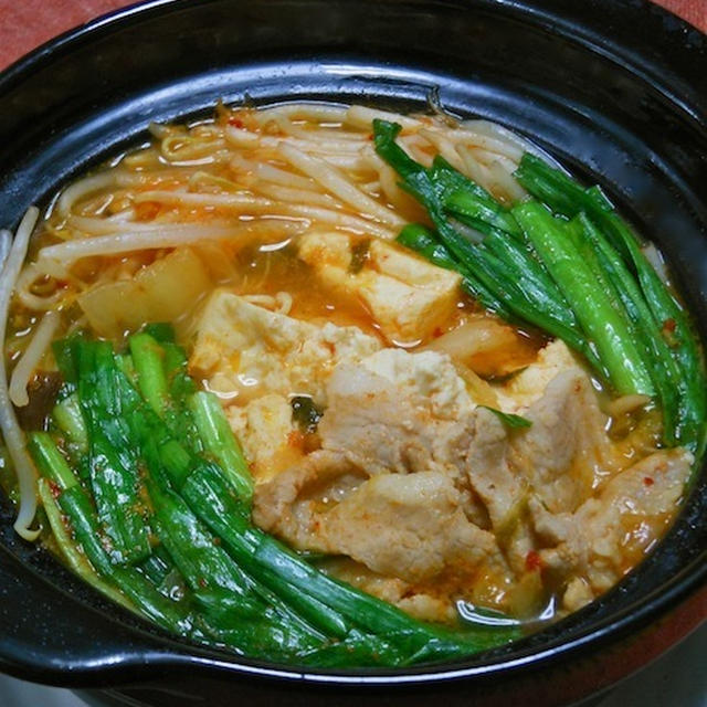 簡単ひとり晩ご飯！さっぱり＆ほっこりでピリ辛〜豚バラキムチ肉豆腐鍋。