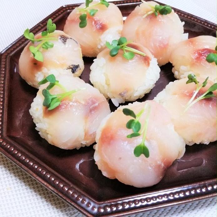 六角皿に盛り付けたイサキのひと口手まり寿司