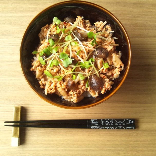 きのこで肉のカサ増し★鶏挽き肉とキノコのトマトバジル炒め丼