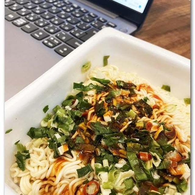 ペヤング 炎のネギ辛やきそばで昼食Time