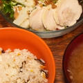 炊き込みご飯と鶏ハムサラダ