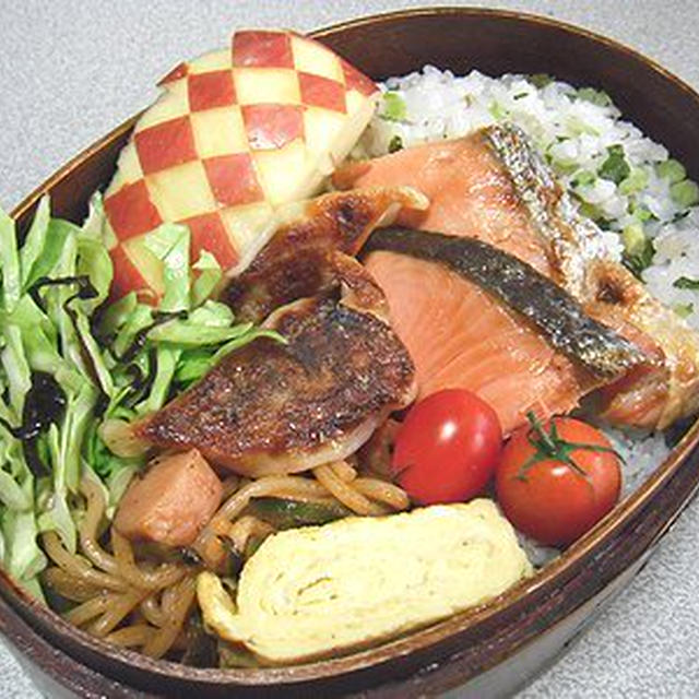 詰め込みすぎた鮭弁当。あおりイカの刺し身。きなこ寝顔