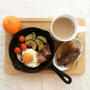 2月17日の朝ごはん。調理時間8分。ついで切り野菜のスキレット目玉焼き