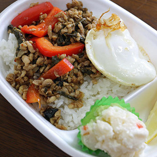 昼は”ほっともっと”の「ガパオライス」