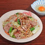 溶き卵に絡めて絶妙！豚肉とイカの濃厚ソース焼きそば