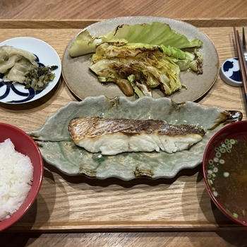 【献立】鯛の塩焼き、春キャベツのグリル、わかめのお味噌汁、ザーサイ