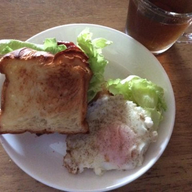 月見ハンバーグデニッシュサンドで朝ごはん。運動メモ。