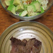 本マグロ血合いのソテーとアボカドサラダ