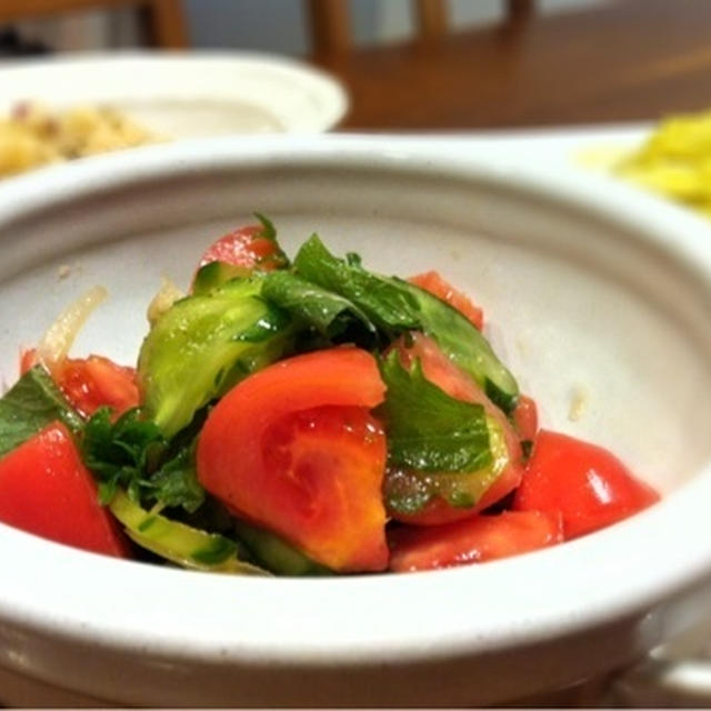 トマトときゅうりのしそ風味サラダ