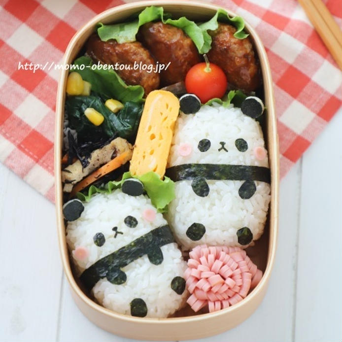 ベージュのお弁当箱に盛り付けられた赤ちゃんパンダのお弁当