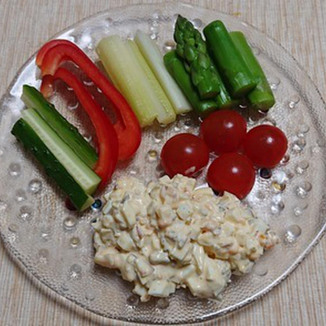 スティック野菜とタルタルソースのサラダ