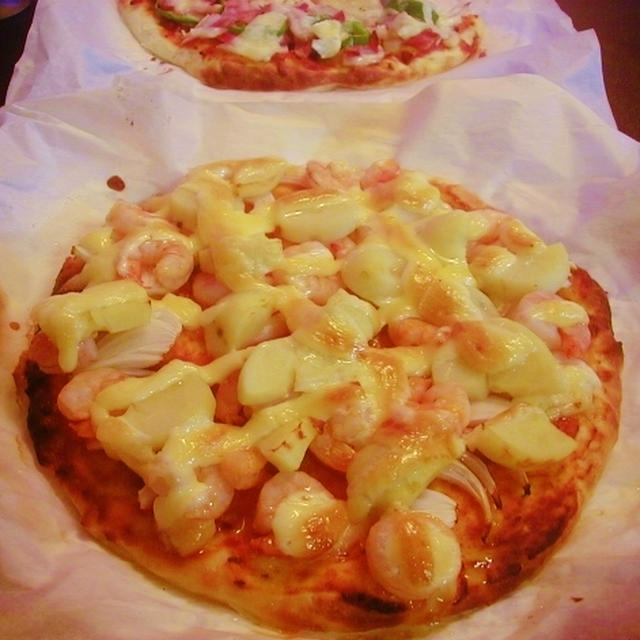 海老とじゃが芋のマヨピザ＆ベーコンとハムのピザ
