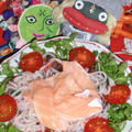 スライスサーモンの青じそサラダ素麺＆林檎とワカメのサラダ（お家カフェ）