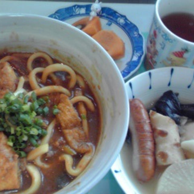 今朝の自分ご飯、カレーうどんと残りおでんと柿♪