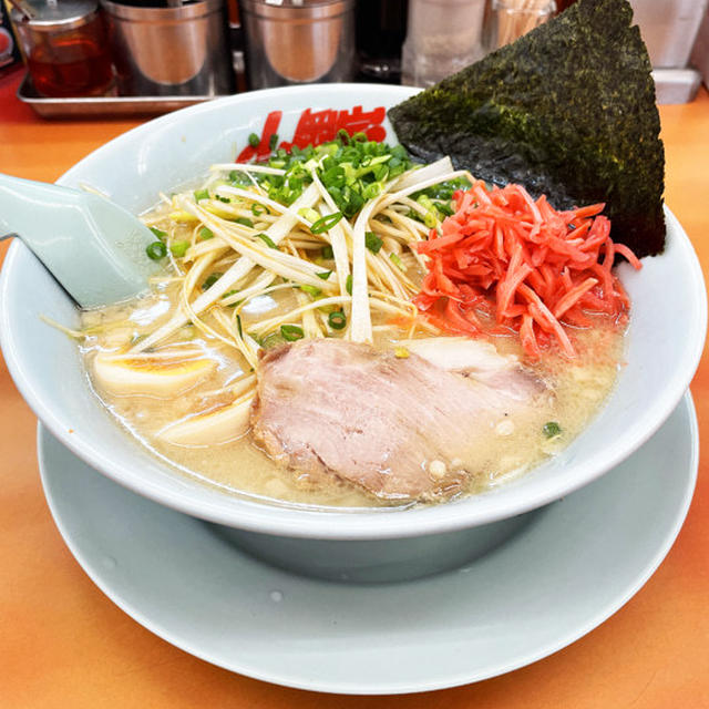 プレミアム塩とんこつラーメンの味濃いめを啜る 〜紅生姜・LINEクーポン白髪ねぎ・山岡家〜