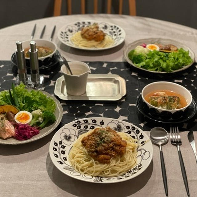 スパゲッティボロネーゼと、ご馳走サラダと、キャベツロールのスープの夜ごはん