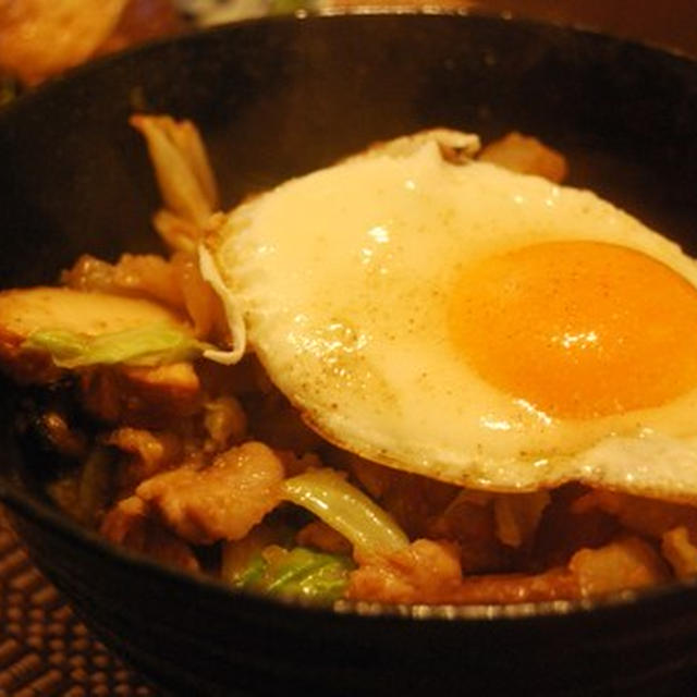 ご飯がガッツリススム！豚キャベ味噌丼