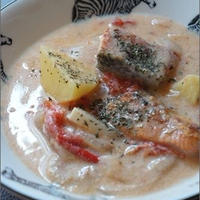 休日ランチ♪　鮭のトマトクリーム煮のレシピ。
