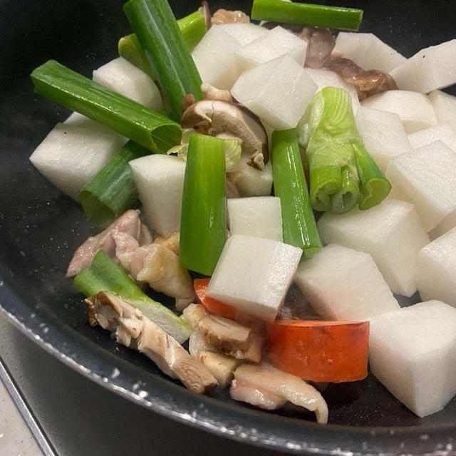 息子大絶賛の大根と鶏の旨煮♡シンプル食パンとハロウィン