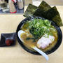 とんこつ醤油ラーメンの中盛りを家系にて朝ラーで啜る 〜九条ネギ・辛玉〜