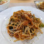 【暗殺者のパスタ】炒めたパスタをトマトで煮る。跳ねたトマトが白いシャツに返り血のようにつくから、