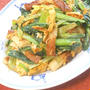 パパッと炒めて簡単おつまみおかず〜ちくわと小松菜の卵炒め。