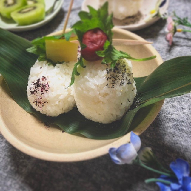 おかずの少ない時に 梅干しとたくあんの シソおにぎり By たまママさん レシピブログ 料理ブログのレシピ満載