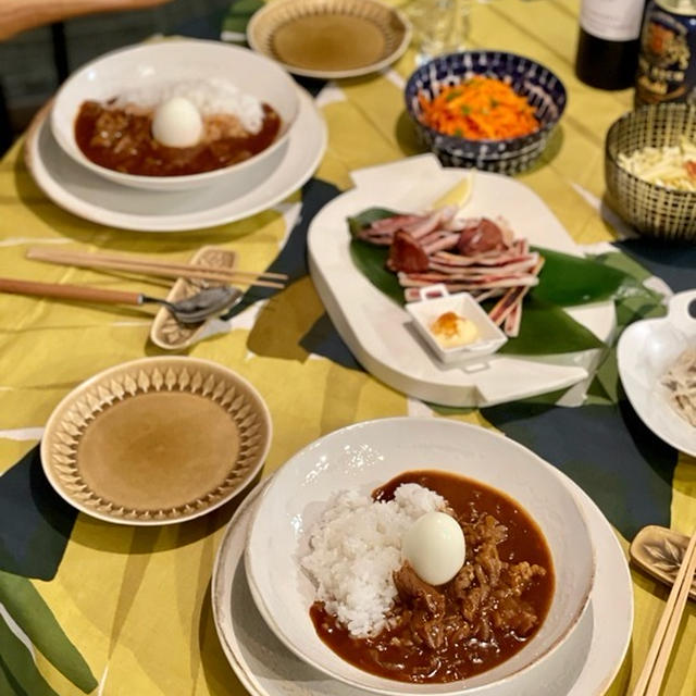 牛すじカレーとデリとご近所さんからいただいたイカの一夜干しの夜ごはん