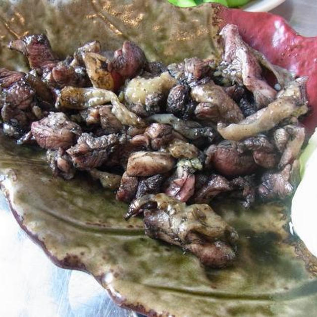 美味、宮崎③名物鶏もも焼き☆黒い！☆「酔仙」にて。