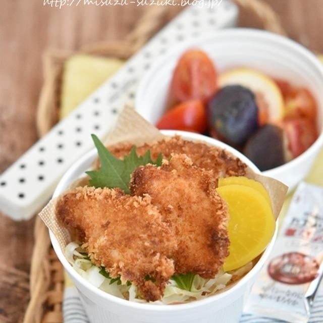 チキンカツ丼とサラダの2段弁当