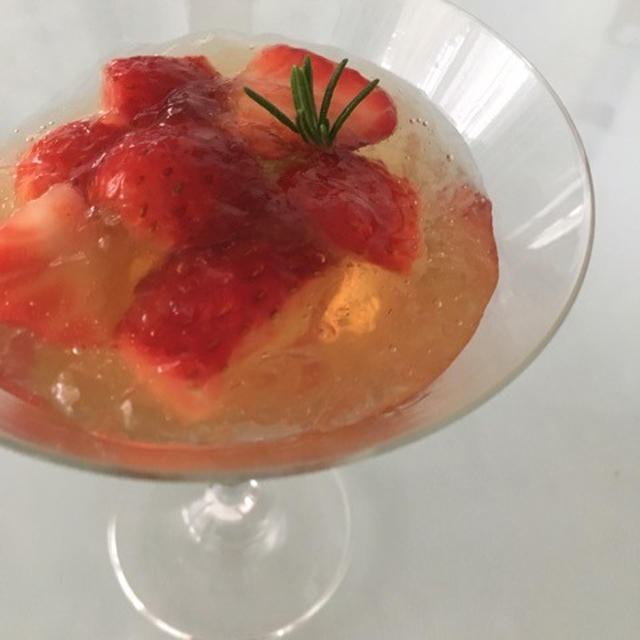 いちごと白ワインのジュレ