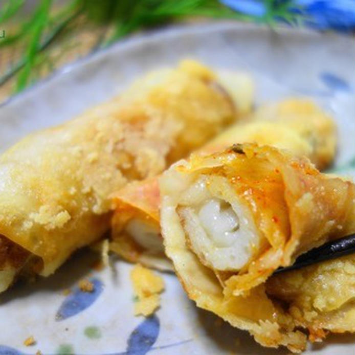 皿に盛られた餅入りちくわ餃子