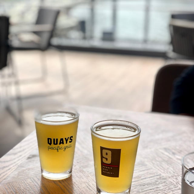 海を眺めながらアメリカンダイナーでクラフトビール♪