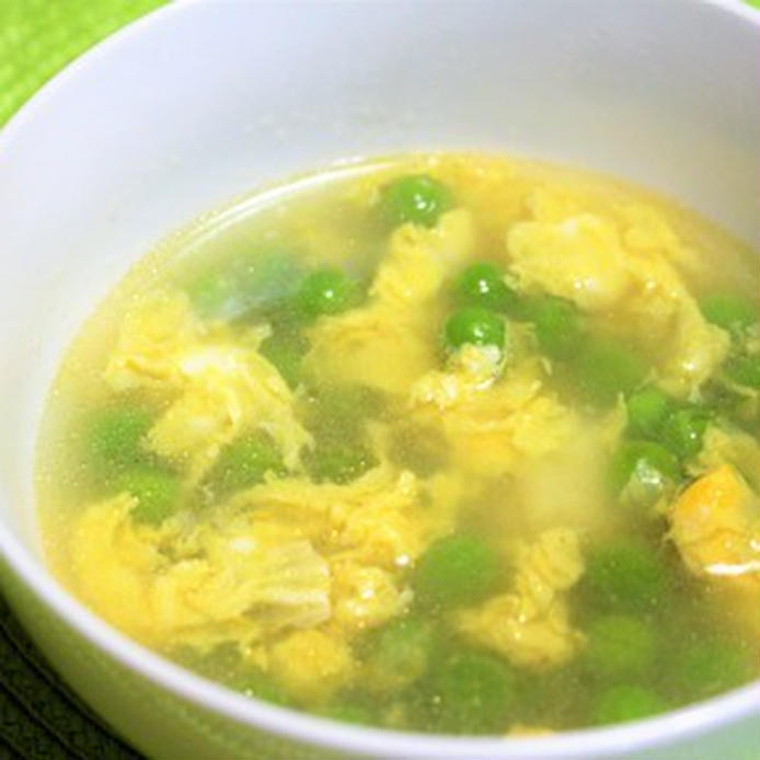 白い器に盛られたグリーンピースの中華スープ