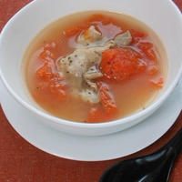 シンプルなのが美味しい！トマトと豚肉の生姜スープ。