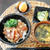 カツオのづけ丼。にんにくをきかせてがっつりスタミナ夏ご飯。