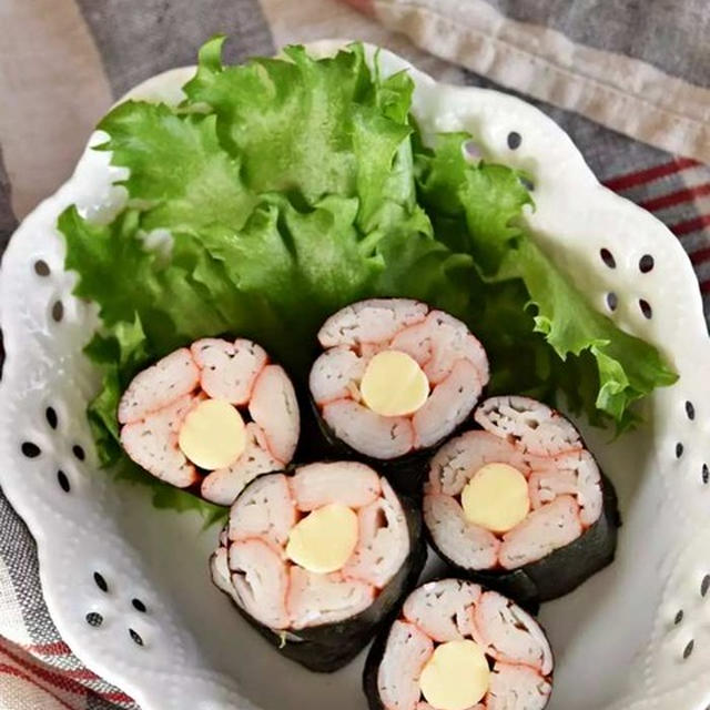 朝は詰めるだけ！火を使わずにできる「カニ風味かまぼこ巻き」のすき間おかず