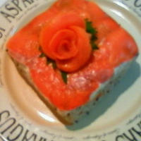 ぬるチーズとスモークサーモンの寿司ケーキ