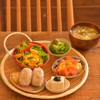 おにぎりと野菜のおかずの盆ざる定食