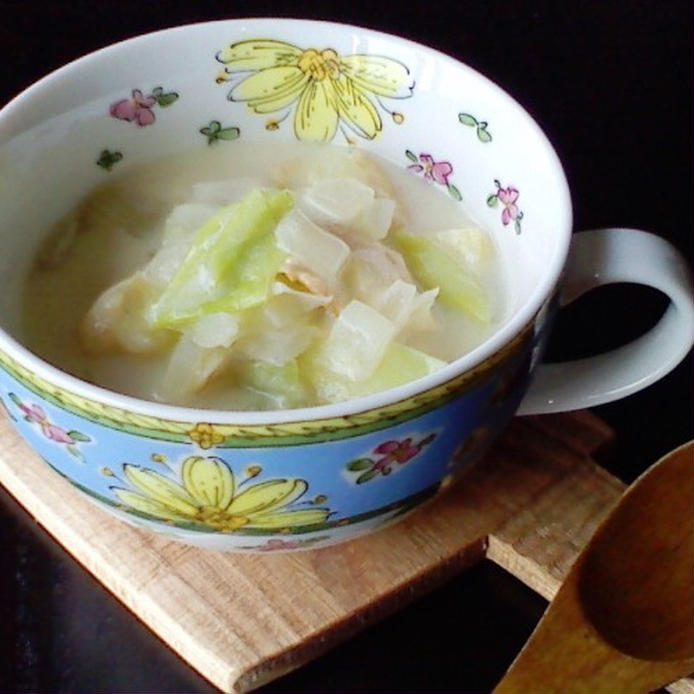花柄のスープカップに入った、野菜と油揚げの豆乳スープ