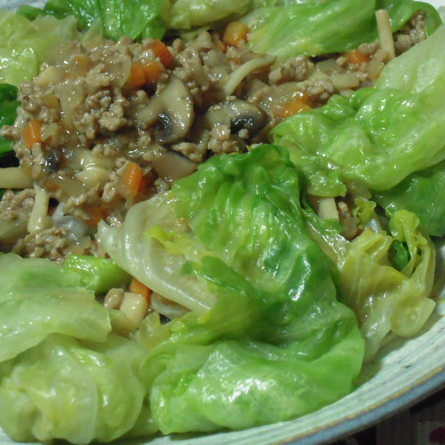 丸ごとレタスの肉味噌のっけ